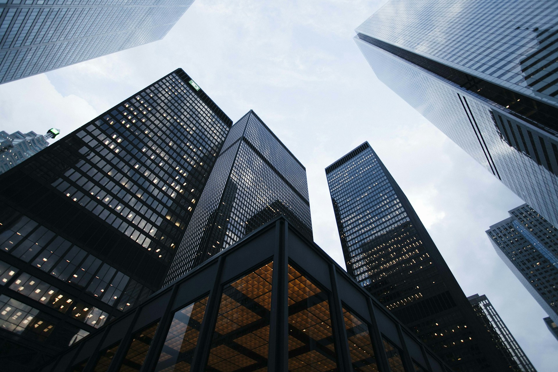 Perspectiva de edifícios corporativos com fachadas de vidro